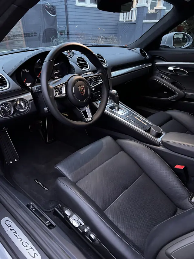 Porsche 718 Cayman GTS cabin after the detail, in daylight.